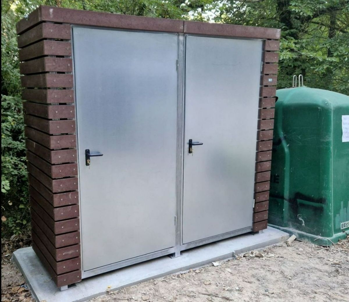Fabricaci i installaci d'armaris de plstic reciclat i reciclable torrelavit