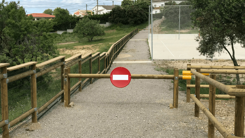 Valla para desniveles Tordera 1002 y valla de madera Meranges