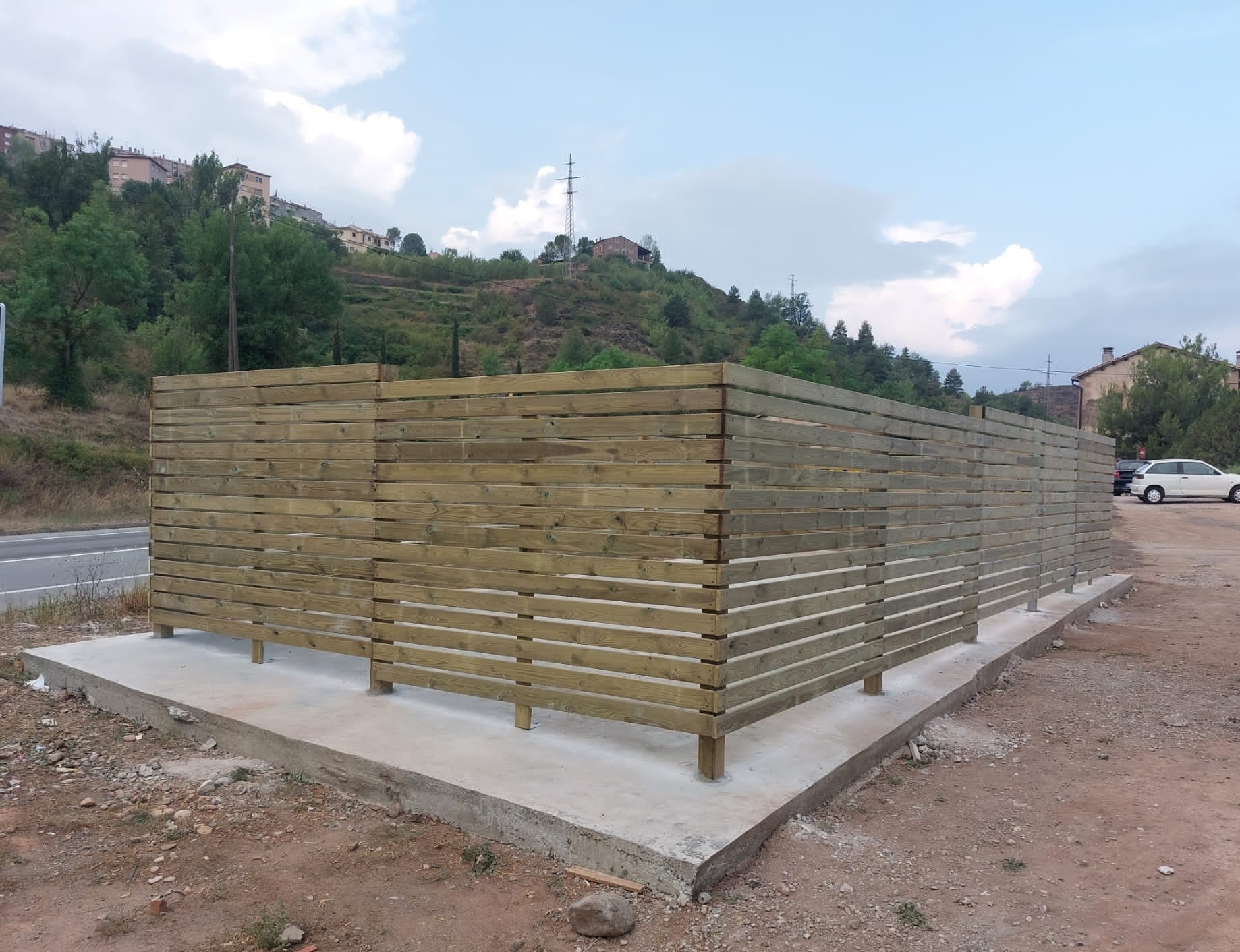 Fabricacin e instalacin de cercados de madera para contenedores cardona