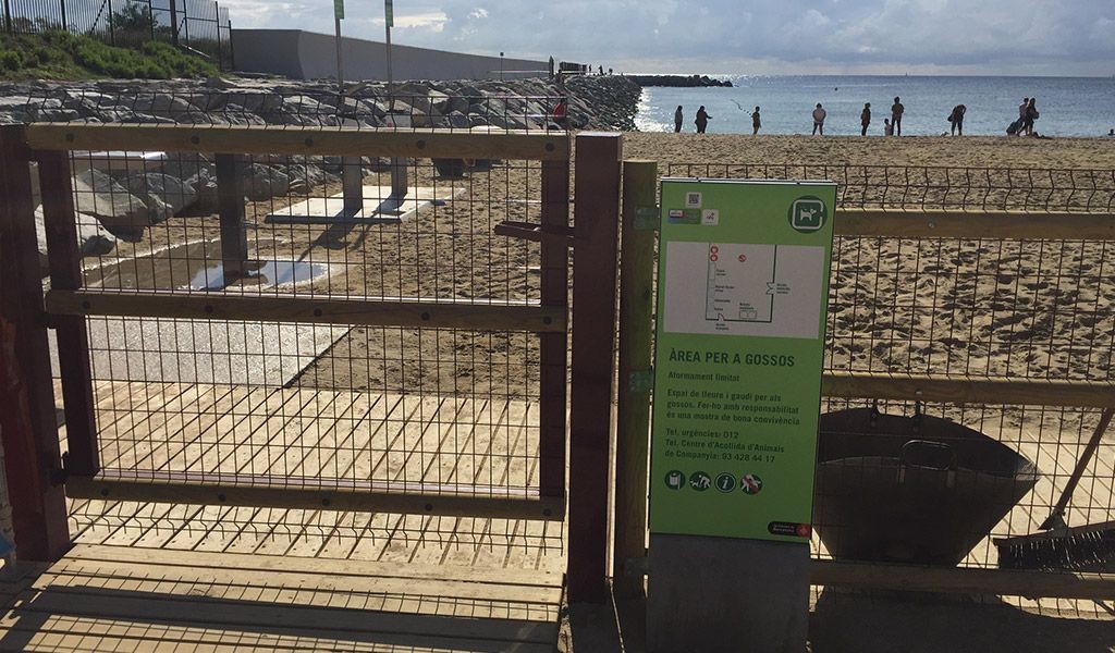 Vallado de la primera rea canina en la playa de la Barceloneta.